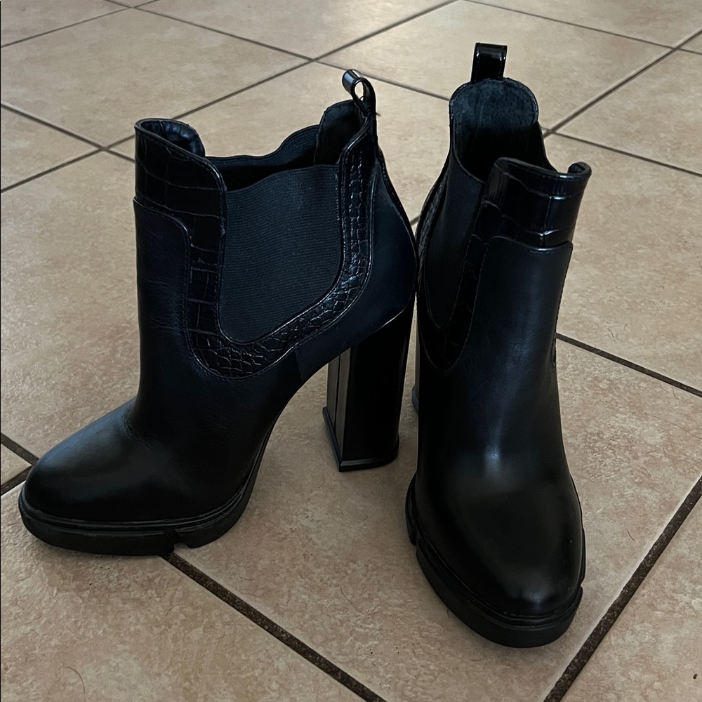 Like New! GB Gianni Bini Black Heeled Ankle Boots - Picture 2 of 9